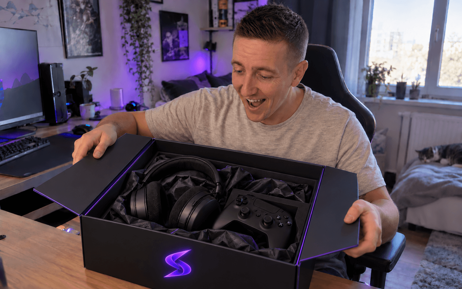 Un viewer découvre un casque et une manette dans un coffret cadeau
